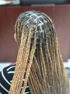 Side view of honey blonde knotless braids